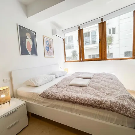 Apartment By The 1032 *
